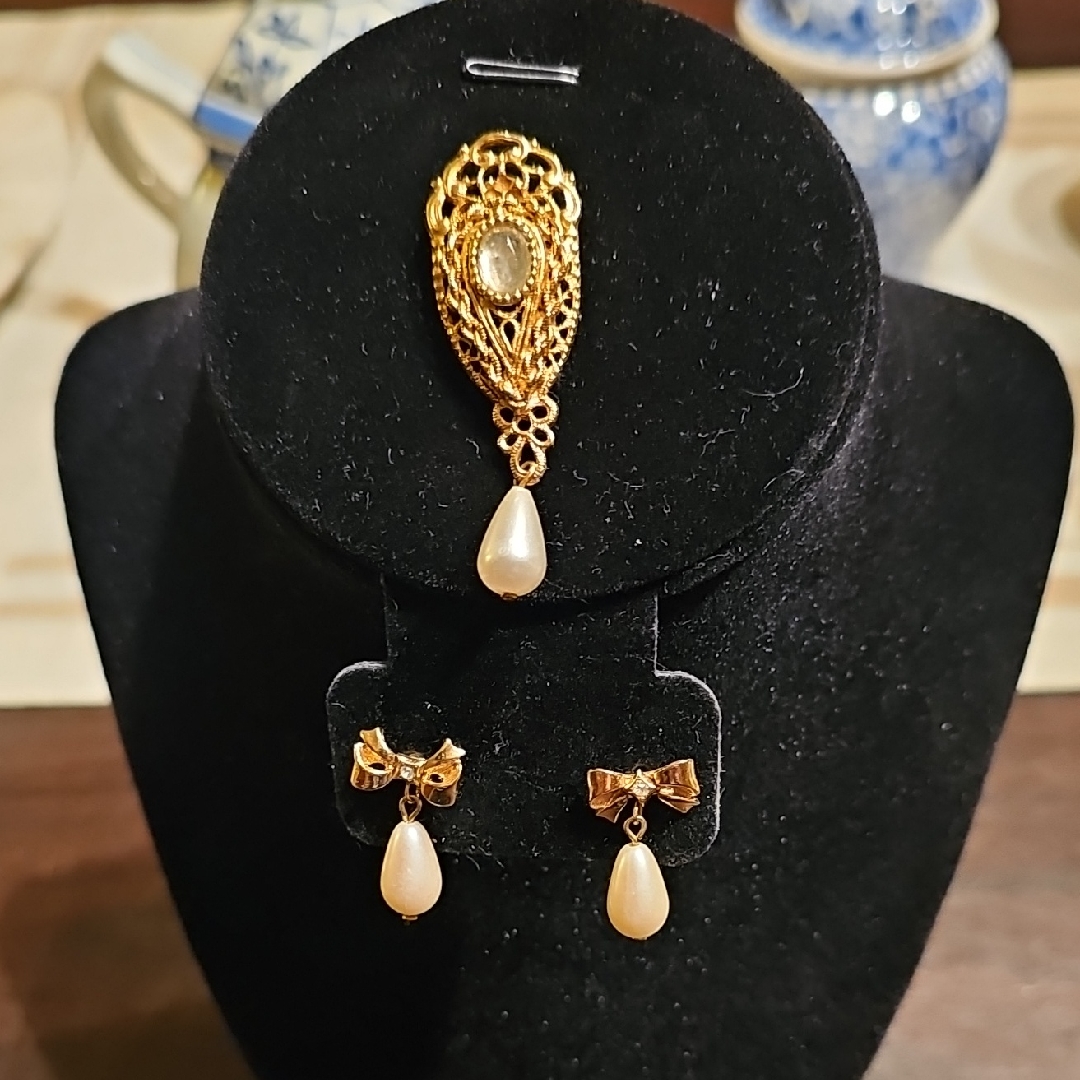 Vintage 1928 Jewelry Gold And Pearl Jewelry Set Pin Bow Earrings 1980s 15$